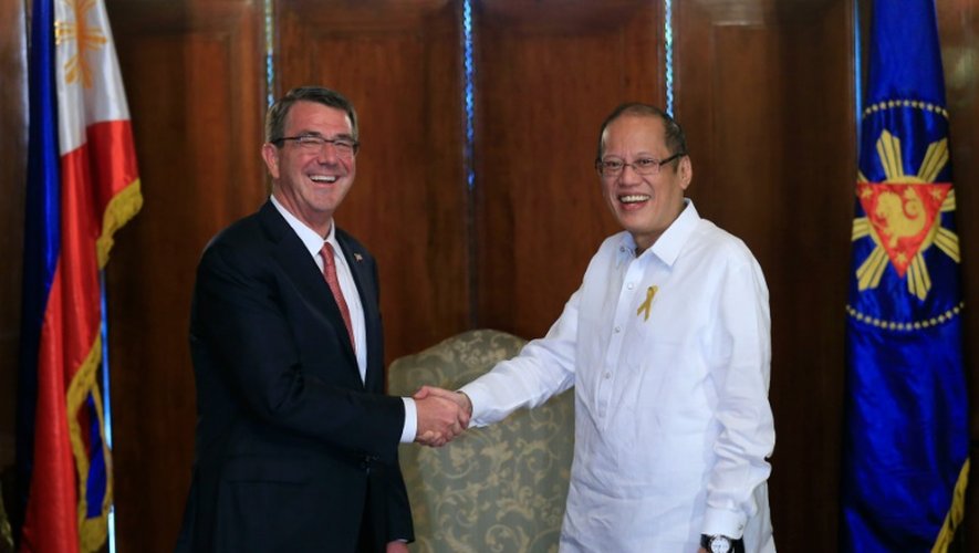 Le président philippin Benigno Aquino (d) salue le secrétaire d'Etat à la Défense américain Ashton Carter, le 14 avril 2016 à Manille