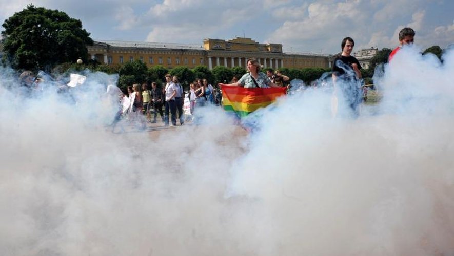 Des militants de la cause homosexuelle manifestent à Saint-Petersbourg, le 29 juin 2013