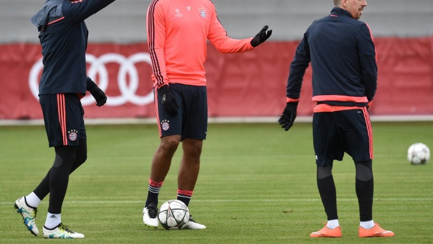 Les défenseurs du Bayern David Alaba (g), Jerome Boateng (c) et le milieu de terrain Franck Ribéry lors d'un entraînement, le 26 avril 2016 à Munich