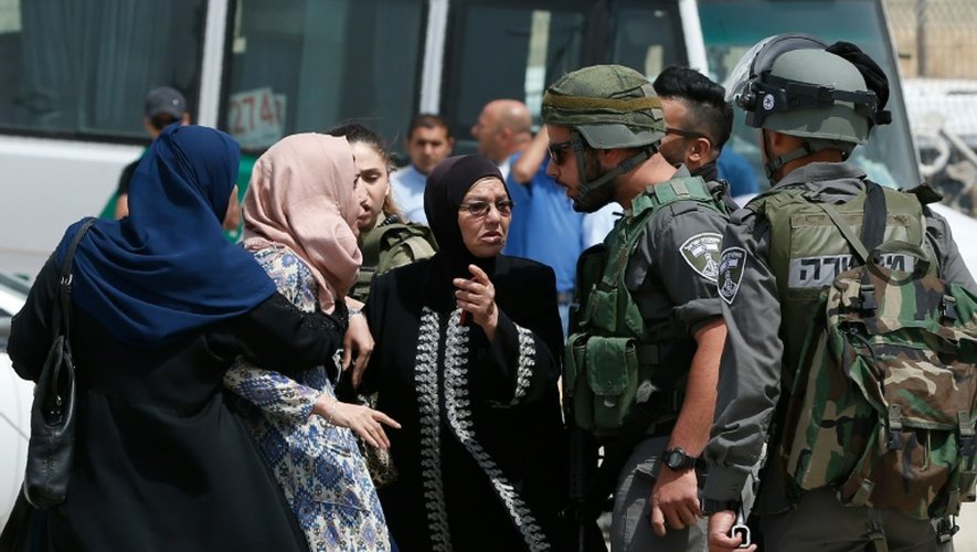 Palestiniens et soldats israéliens s'invectivent au point de passage de Qalandia, après la mort de deux Palestiniens, le 27 avril 2016