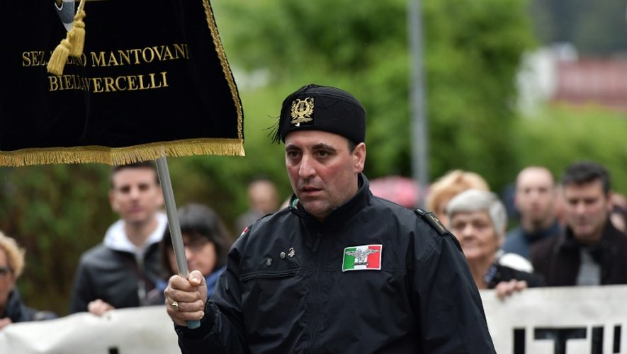 Des militants d'extrême-droite défilent à Predappio, la ville natale de Mussolini en Italie, le 24 avril.