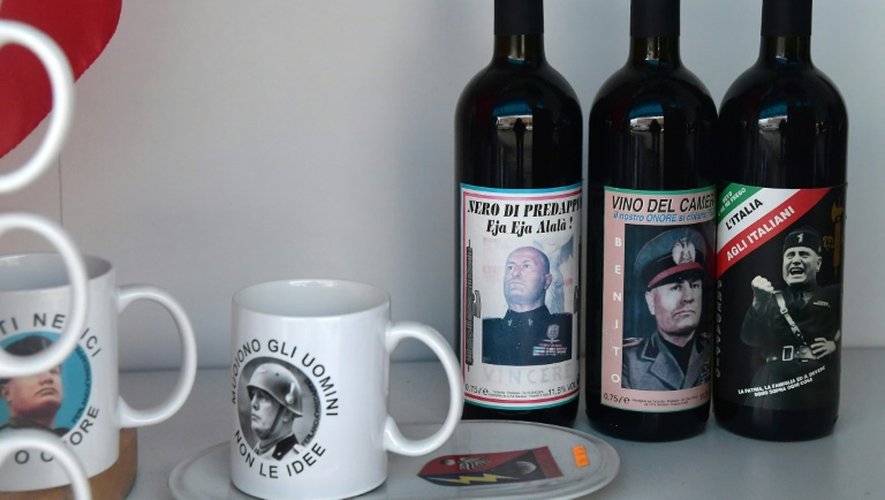 Des bouteilles de vins à la mémoire de Mussolini vendues dans sa ville natale, Predappio (Italie)