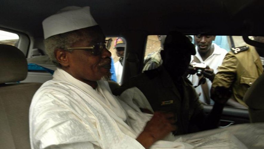 L'ancien président du Tchad, Hissène Habré, quitte le tribunal de Dakar, le 25 novembre 2000