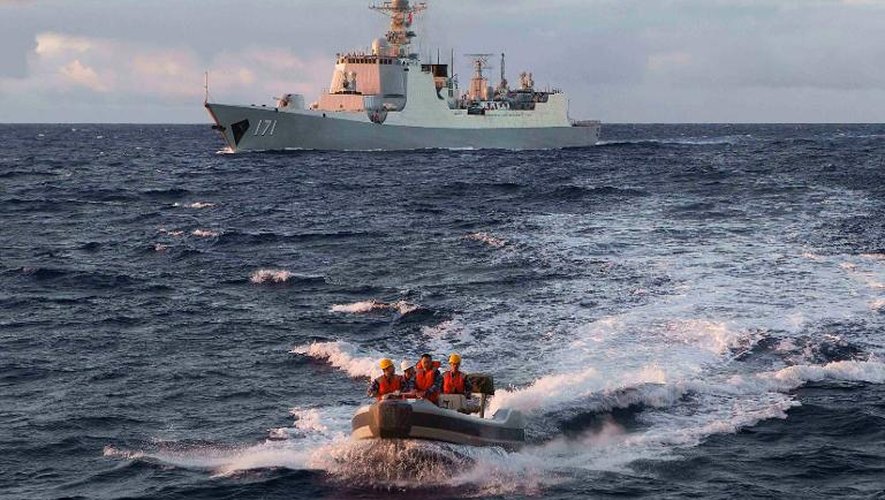 Un bateau australien participe aux recherches des boîtes noires du MH370 dans l'Océan indien le 9 avril 2014