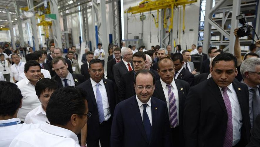 Le président François Hollande en visite le 11 avril 2014 à l'usine Safran à Queretaro