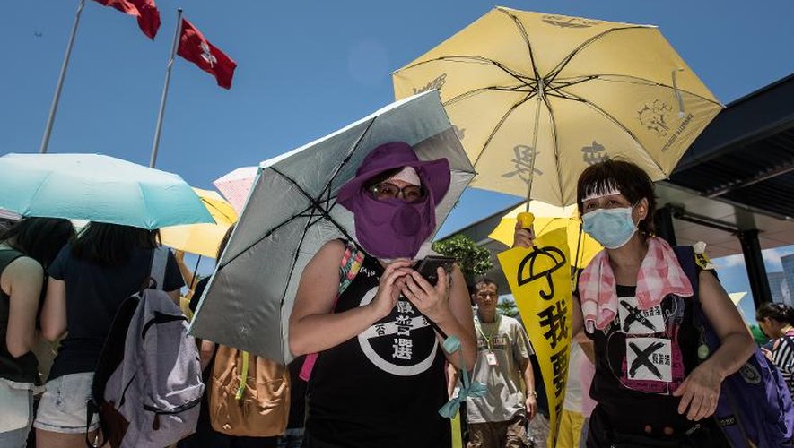 Des pro-démocratie manifestent devant le Parlement de Hong Kong, le 18 juin 2015