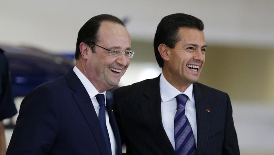 e président François Hollande et son homologue mexicain Enrique Pena Nieto lors d'une visite le 11 avril 2014 à l'université nationale de l'aéronautique à Queretaro
