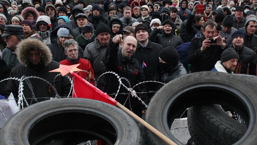 Des activistes pro-russes devant un bâtiment public le 11 avril 2014 à Donetsk