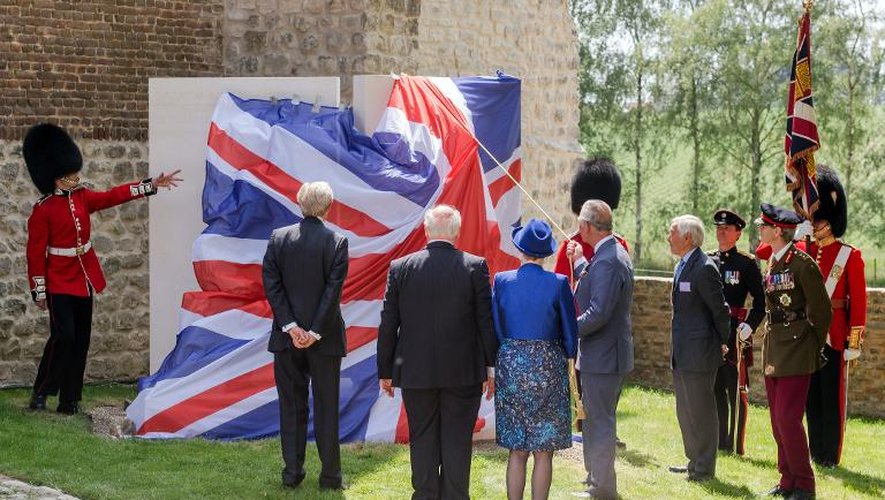 Le prince Charles dévoile un mémorial sur le site de la bataille de Waterloo, en Belgique, le 17 juin 2015