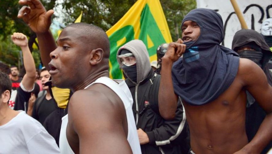 Des manifestent aux abords du stade du Maracana à Rio de Janeiro, le 30 juin 2013