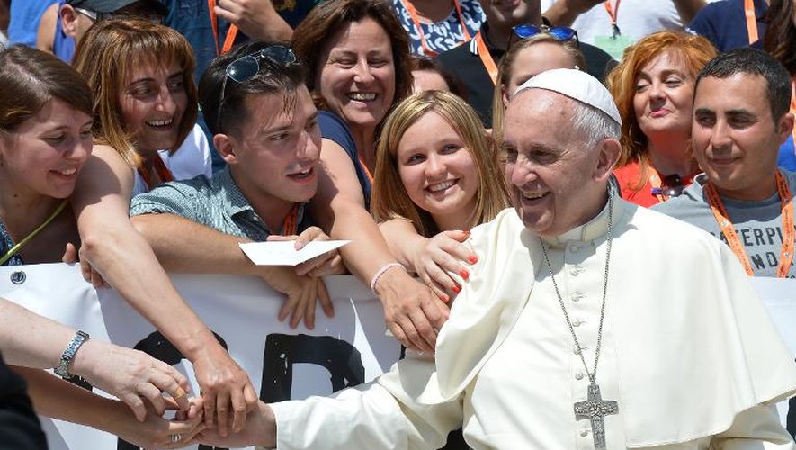 Le pape François pendant l'audience générale hebdomadaire sur la place Saint-Pierre du Vatican le 17 juin 2015