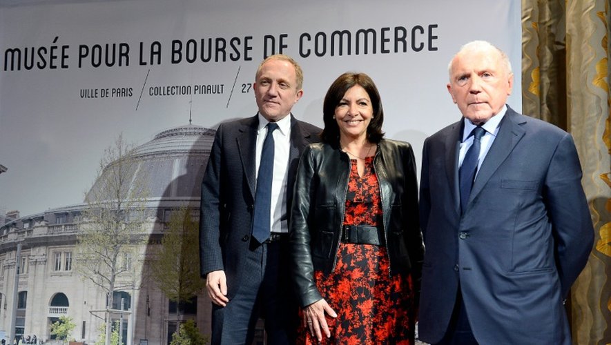 La maire de Paris Anne Hidalgo (C) avec l'homme d'affaires François Pinault (D) et son fils François-Henri Pinault, patron du groupe Kering, le 27 avril 2016 à Paris