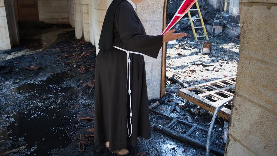 Une soeur dans le sanctuaire de Tabgha en Israël, ravagé par un incendie, le 18 juin 2015