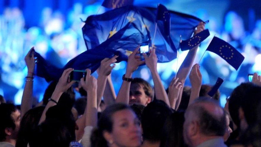 Le drapeau européen brandi par une foule en liesse le 30 juin 2013 à Zagreb