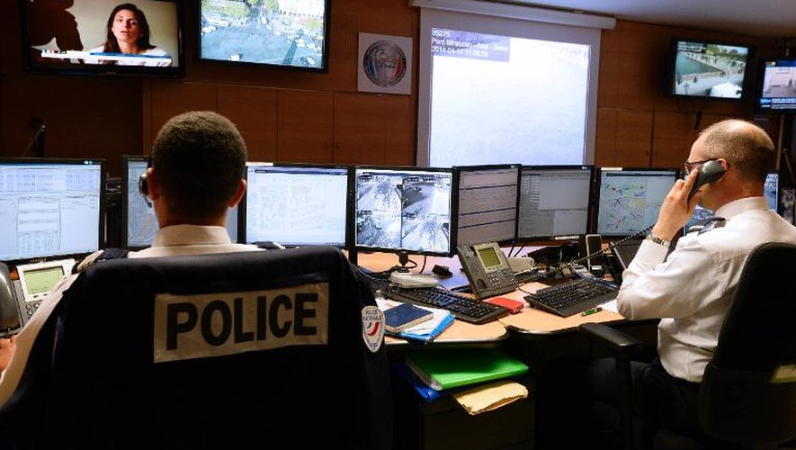 Des officiers de police le 9 avril 2014 dans la salle de Police-Secours située au deuxième sous-sol de la préfecture à Paris