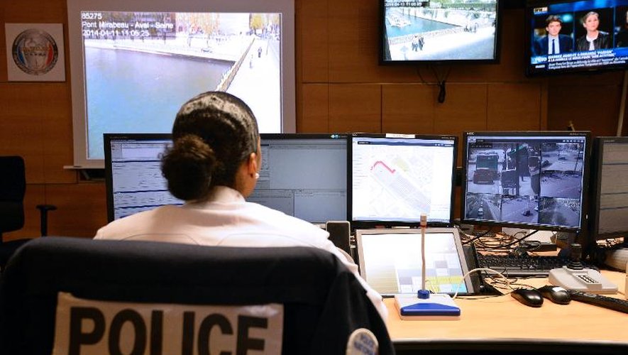 Une femme officier de police le 9 avril 2014 dans la salle de Police-Secours située au deuxième sous-sol de la préfecture à Paris