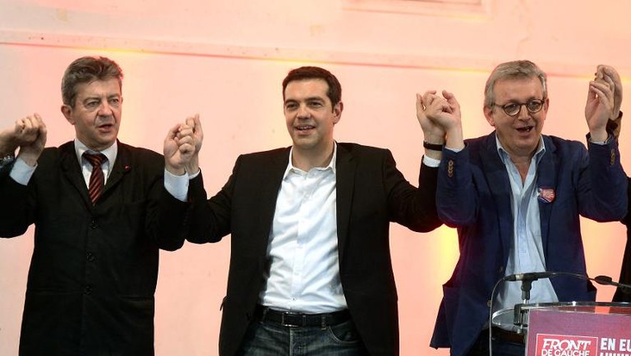 Les dirigeants du Front de gauche Jean-Luc Mélenchon (g) et Pierre Laurent (d) en compagnie du leader du parti grec d'opposition de gauche Syriza, Alexis Tsipras, le 11 avril 2014 à Saint-Denis