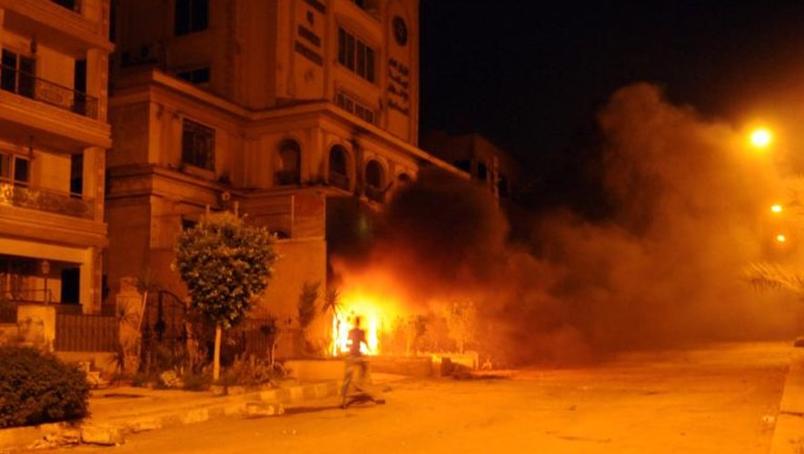 Des opposants au président Morsi mettent le feu au siège des Frères musulmans le 30 juin 2013 au Caire