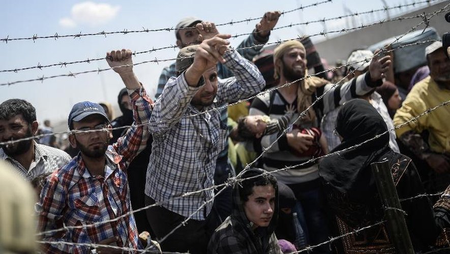 Des réfugiés syriens fuient en Turquie les combats entre forces kurdes et jihadistes de l'EI, le 15 juin 2015