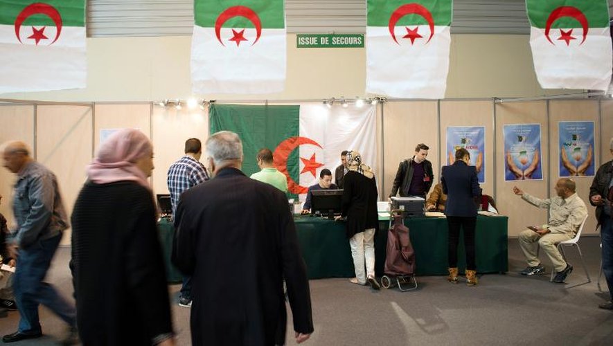 Des Algériens se préparent à voter dans un bureau installé au parc Chanot, à Marseille, le 12 avril 2014