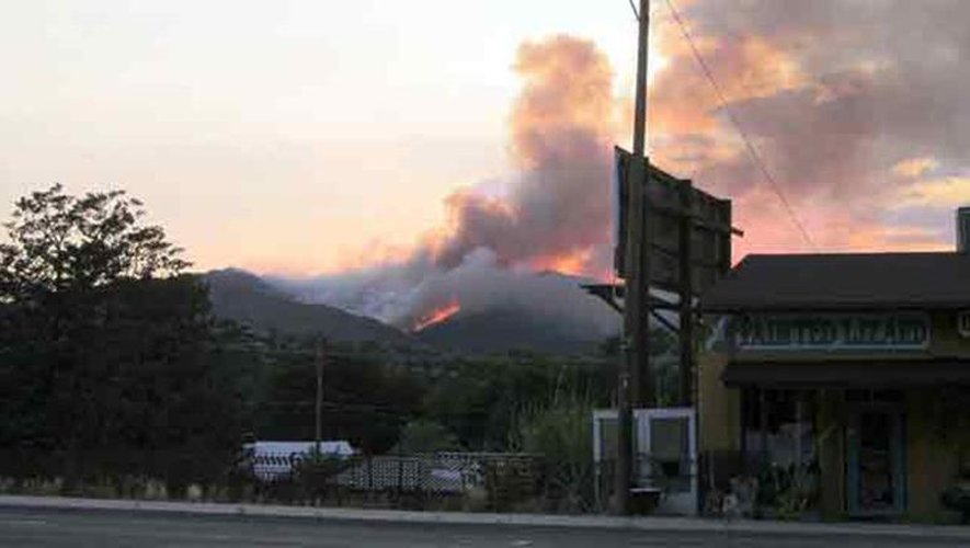 Capture d'écran d'une vidéo de  KPHO-TV / CBS-5-AZ.COM de l'incendie le 30 juin 2013 à Yarnell en Arizona