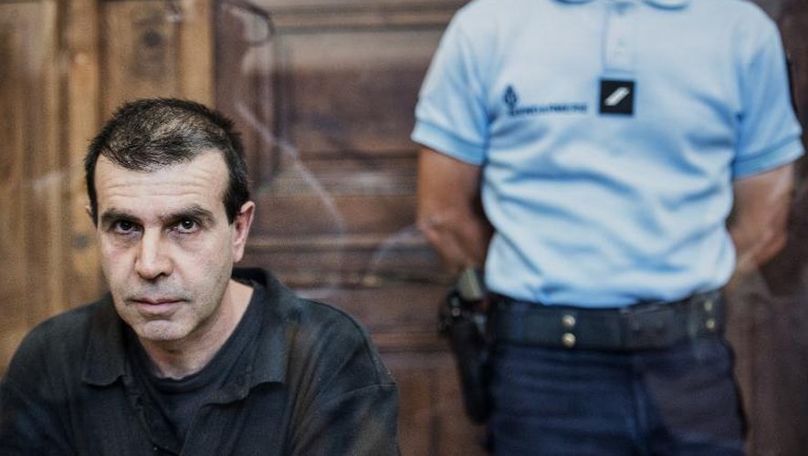 Jean-Pierre Mura attend le début de son procès devant la cour d'assises de Chalon-sur-Saône, le 10 juin 2015