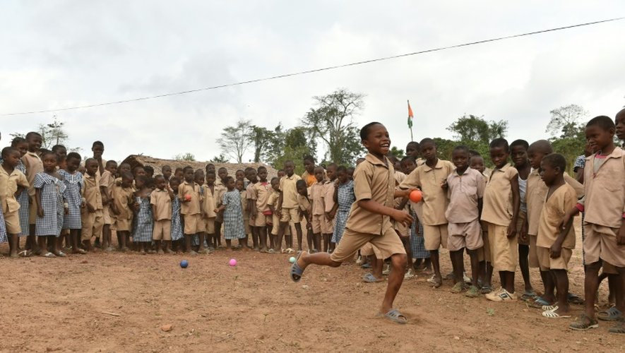 Des élèves d'une école primaire construite par le géant suisse Nestlé en 2013, dans le village ivoirien Goboué, le 7 mars 2016