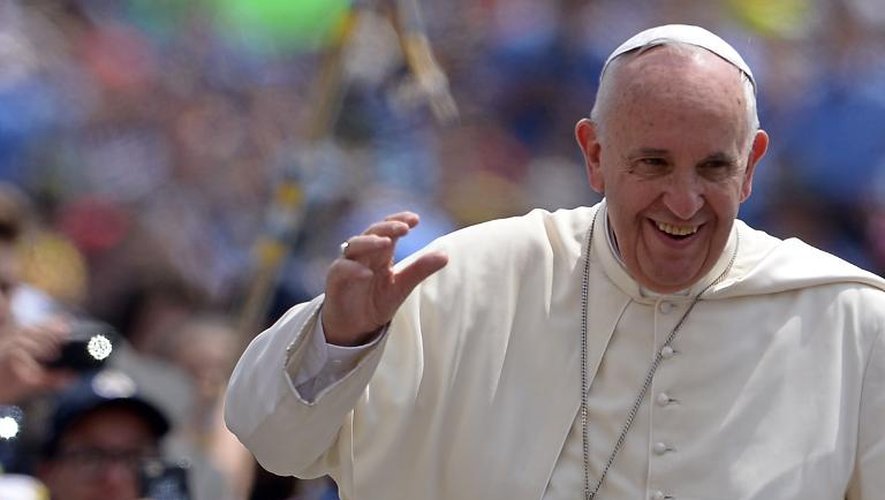 Le pape François salue la foule sur la place Saint-Pierre du Vatican le 13 juin 2015