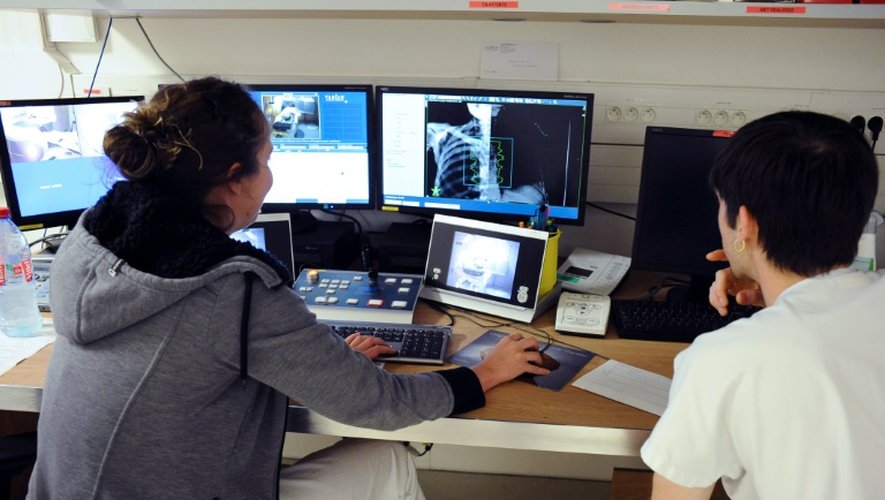 Des médecins regardent la radio des poumons d'un patient à l'Institut Universitaire du Cancer de Toulouse, le 4 juin 2015