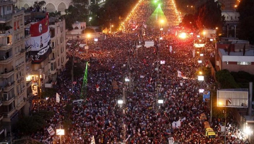 Des égytiens manifestent contre Mohamed Morsi devant le palais présidentiel au Caire, le 30 juin 2013