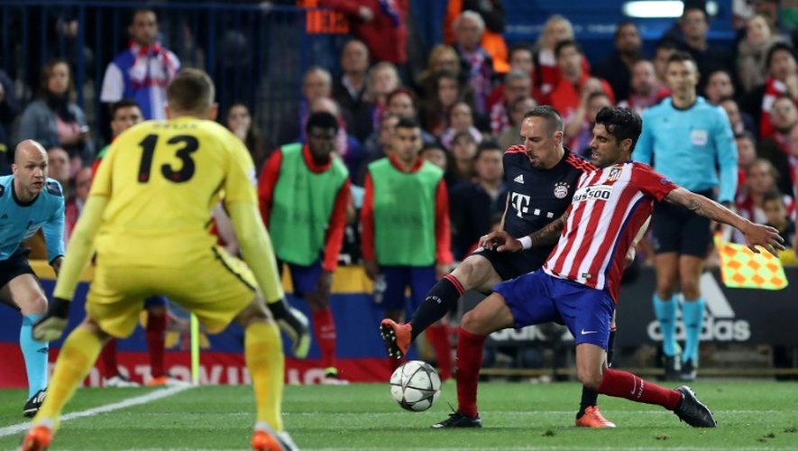 L'ailier du Bayern Munich Franck Ribery freiné par le duo Jan Oblak-Augusto de l'Atletico Madrid, en Ligue des champions à Vicente-Calderon, le 27 avril 2016