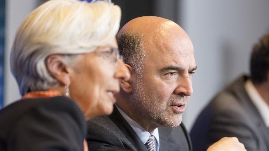 La directrice générale du FMI Christine Lagarde et le commissaire européen aux affaires financières Pierre Moscovici lors d'une conférence de presse à Luxembourg le 18 juin 2015