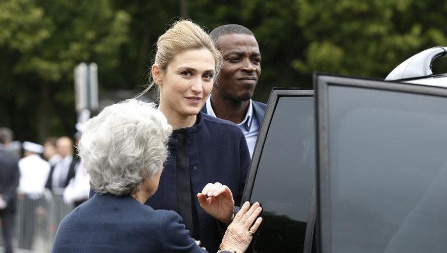 Julie Gayet, compagne de François Hollande, arrive le 18 juin 2015 à la commémoration de l'Appel du 18 juin sur le Mont-Valérien, près de Paris