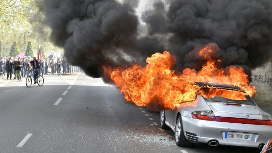 Une Porsche incendiée lors d'une manifestation contre la loi travail à Nantes, le 28 avril 2016