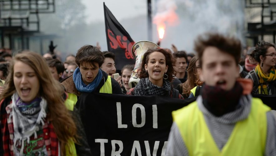 Des lycéens et étudiants manifestent à Nantes contre la loi travail, le 20 avril 2016