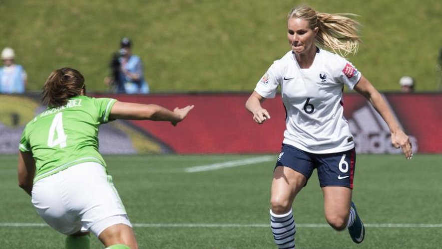 La Française Amandine Henry à l'attaque contre le Mexique au Mondial féminin le 17 juin 2015 à Ottawa