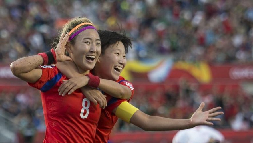 La joie de la Sud-Coréenne Cho Sohyun (g) après avoir marqué contre l'Espagne au Mondial dames le 17 juin 2015 à Ottawa
