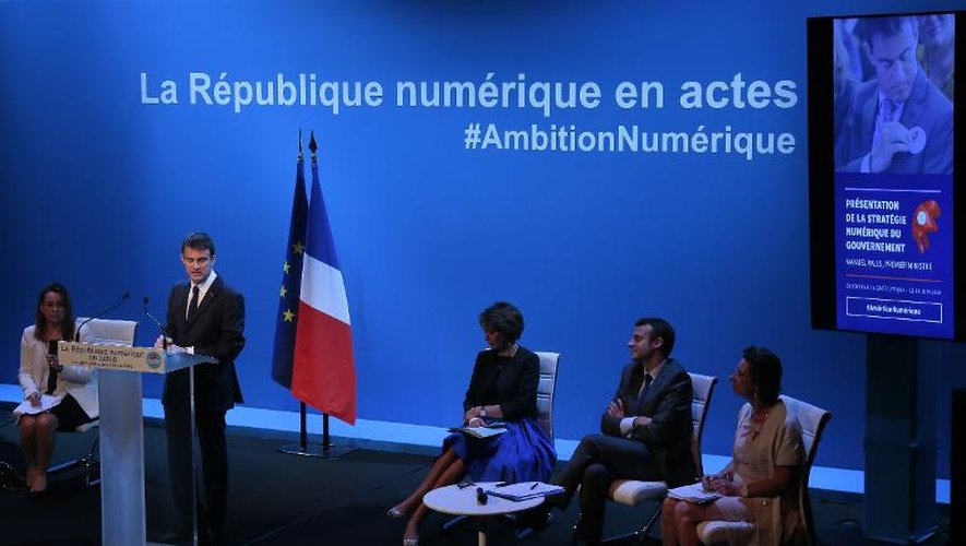 Le Premier ministre Manuel Valls présente le 18 juin 2015 à Paris la stratégie du gouvernement dans le numérique