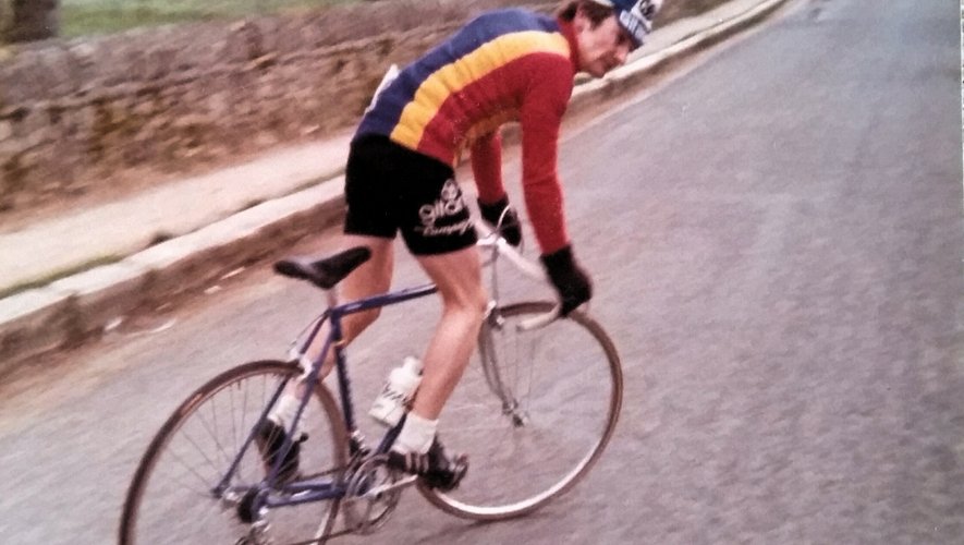 Avant la découverte du VTT, il y eut le vélo de route et les courses en ligne. Ici, sous le maillot du SO Millau, Pierre Boyer, âgé de 19 ans, dispute une épreuve 1re catégorie à Laissac.
