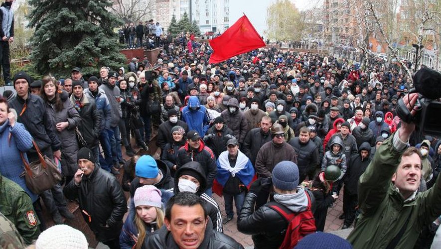 Des manifestants rassemblés devant le siège de la police aux mains des activistes pro-russes, le 12 avril 2014 à Donetsk