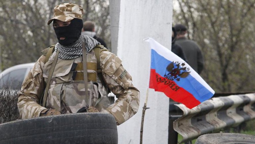 Un activiste pro-russe   le 12 avril 2014 à l'entrée de Slaviansk