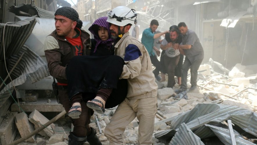 Des blessés extraits des décombres après un bombardement le 27 avril 2016 à Alep en Syrie