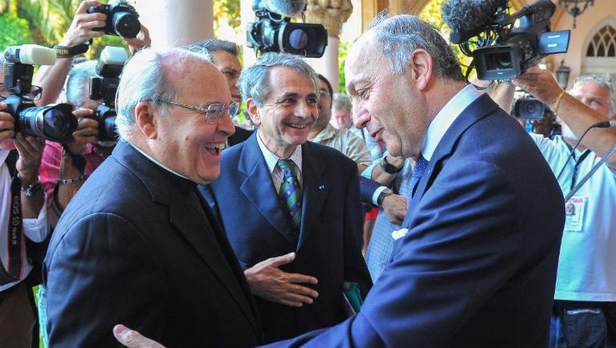 Rencontre entre le cardinal cubain Jaime Ortega et le ministre français des Affaires étrangères Laurent Fabius le 12 avril 2014 à La Havane