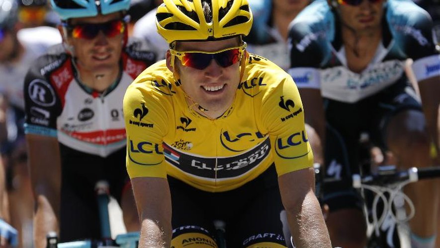 Le Belge Jan Bakelants avec le maillot jaune sur les épaules lors de la 3e étape du Tour de France le 1er juillet 2013 entre Ajaccio et Calvi