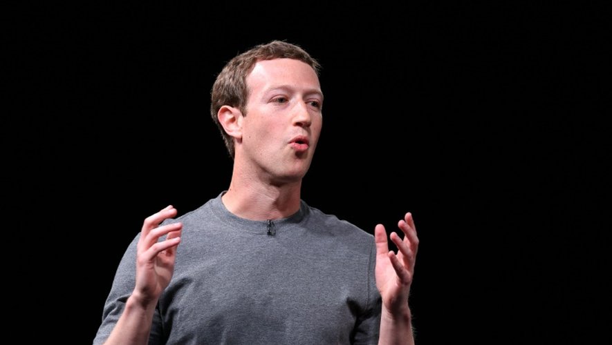 Mark Zuckerberg, patron-fondateur de Facebook, lors d'une conférence de presse à la veille de l'ouverture du Congrès mondial du mobile à Barcelone, en Espagne le 21 février 2016