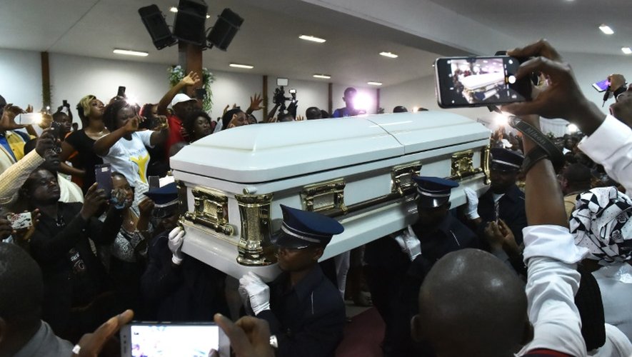Le cercueil de Papa Wemba lors d'une cérémonie le 27 avril 2016 à Abidjan