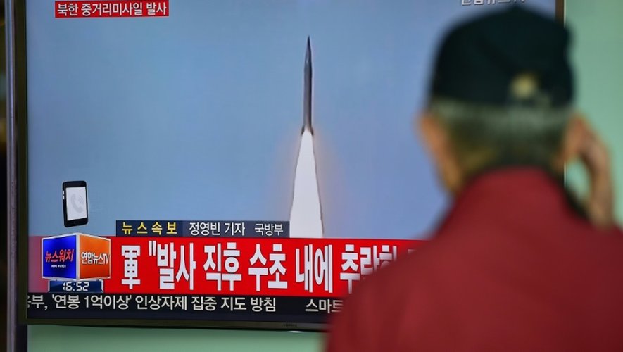 Un homme regarde le 28 avril 2016 à Séoul des images d'archives de la télévision nord coréenne du lancement d'un missile nord-coréen