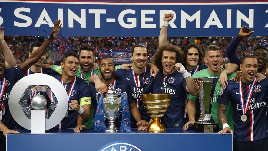 L'équipe du PSG exhibe les trophées remportés au cours de la saison, le 30 mai 2015 à l'issue de la finale de la Coupe de France face à Auxerre