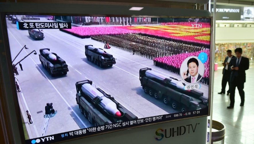 Un écran de télévision dans une station de métro à Séoul montre des images de missiles nord-coréens, le 28 avril 2016 en Corée du Sud