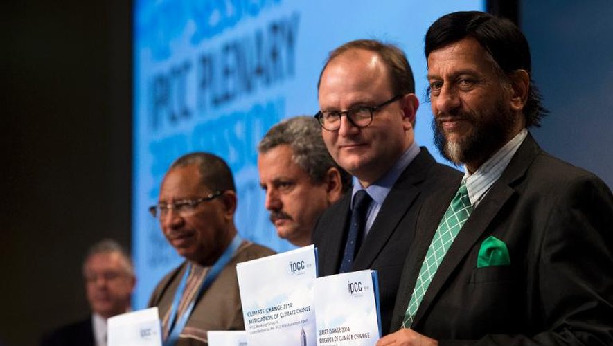 Le président du Groupe intergouvernemental d'experts sur le climat (Giec), Rajendra Pachauri (d) et d'autres responsables du Giec présentant le dernier rapport du Groupe, le 13 avril 2014 à Berlin
